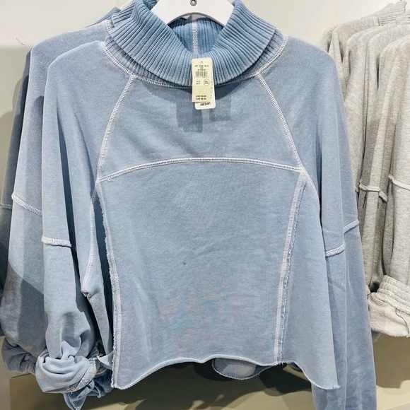 Aerie Women’s Cropped Mock Neck Sweatshirt- Size L
NWT - Picture 4 of 4